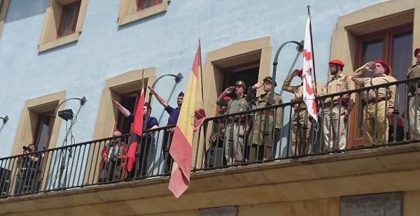 Con motivo de la puesta en escena, la bandera franquista ha vuelto a ondear en balcón del ayuntamiento. / Danilo Albin