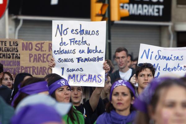 Una manifestante sostiene su pancarta durante la marcha por el Día Internacional de la Mujer en Málaga, (Andalucía, España), a 08 de marzo de 2020. E.P./Álex Zea