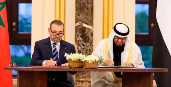 Mohammed VI y el jeque Mohamed bin Zayed Al Nahayan, presidente de Emiratos Árabes Unidos, firmando su alianza el pasado mes de diciembre. – Gobierno de Marruecos