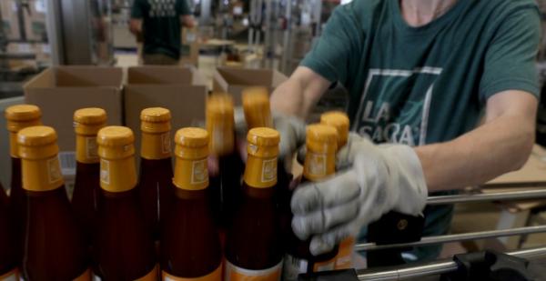 Trabajadores en una línea de embotellado de una fábrica de cerveza, en Madrid. REUTERS/Sergio Perez