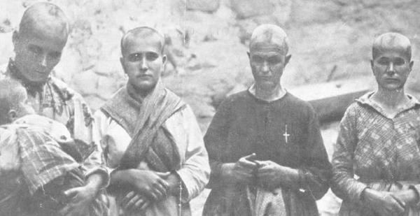 Cuatro mujeres rapadas al cero por los franquistas en Oropesa (Toledo) por ser familiares de republicanos.  Fundación: Pablo Iglesias