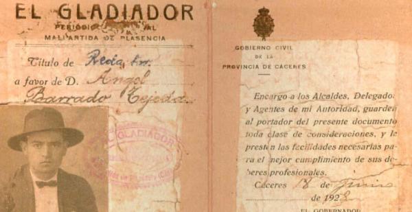 Ángel Barrado  y su carnet de escritor en el periódico 'El Gladiador'.