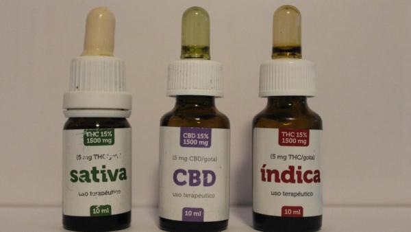 Botes con aceites de cannabis medicinal. — Cedida